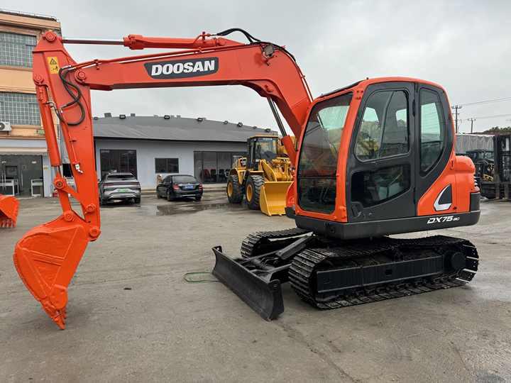 Crawler excavator Doosan DX75-9C Used Excavator Crawler Second Hand Korean Engine DX75-9C Small Digger for Home or Farm Doosan DX75-9C Used Excavator Crawler Second Hand Korean Engine DX75-9C Small Digger for Home or Farm- Photo 4