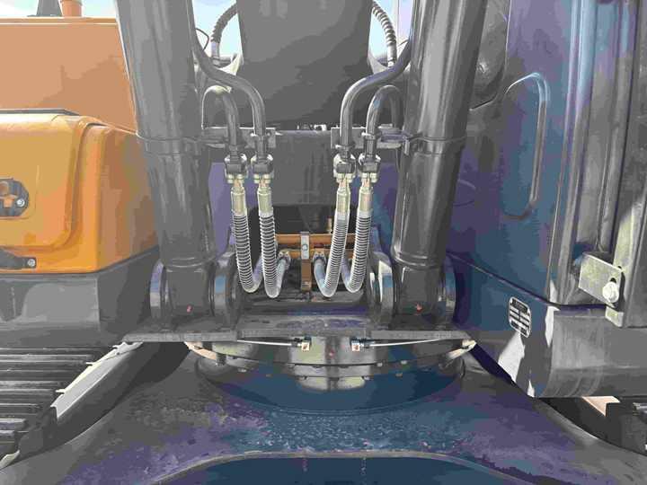 Excavator Original Used Made in Korea 22ton Hyundai 220lc-9s 225lc-9t Excavator for Sale in Good Condition and Low Working Time Original Used Made in Korea 22ton Hyundai 220lc-9s 225lc-9t Excavator for Sale in Good Condition and Low Working Time- Photo 6