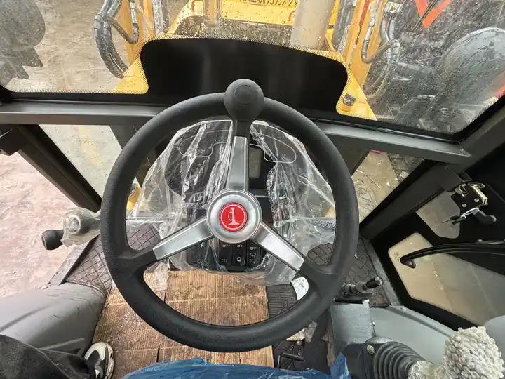 Backhoe loader HT636 Mini Tractor with Front End Loader and Backhoe Efficient Cat 420F2 Backhoe Loader Weichai Engine New Condition HT636 Mini Tractor with Front End Loader and Backhoe Efficient Cat 420F2 Backhoe Loader Weichai Engine New Condition- Photo 6