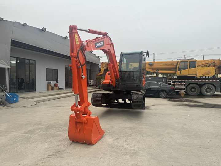 Crawler excavator Top Grade in Stock Doosan DX60 Used 6 Ton Hydraulic Crawler Excavator Digger High Quality Factory Price Used 6 Ton Top Grade in Stock Doosan DX60 Used 6 Ton Hydraulic Crawler Excavator Digger High Quality Factory Price Used 6 Ton- Photo 5