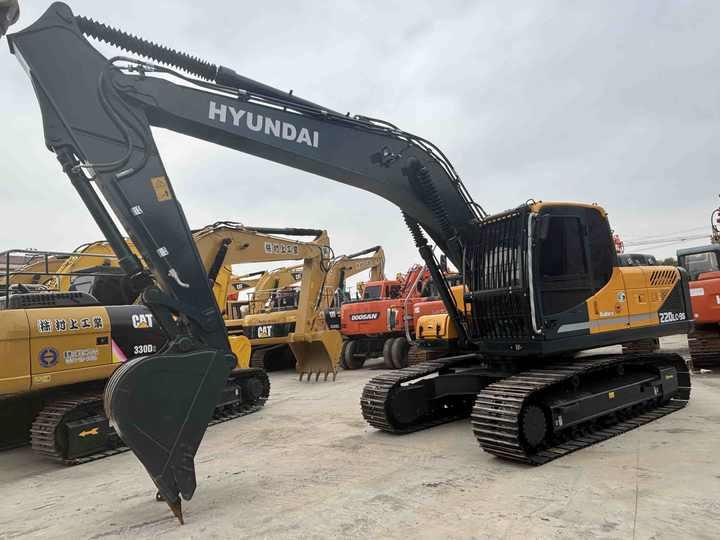 Excavator Original Used Made in Korea 22ton Hyundai 220lc-9s 225lc-9t Excavator for Sale in Good Condition and Low Working Time Original Used Made in Korea 22ton Hyundai 220lc-9s 225lc-9t Excavator for Sale in Good Condition and Low Working Time- Photo 2