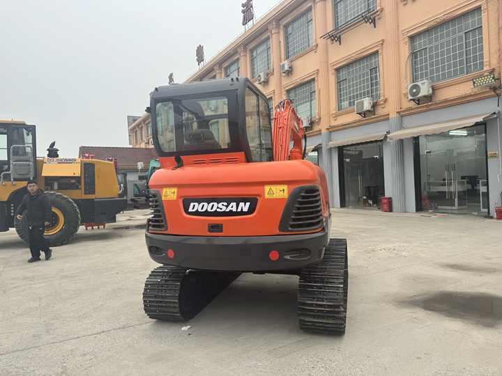 Crawler excavator Original Top Sale High Performance Slightly Used Doosan Dx60 Dx75 Dx80 Tracked Excavator for Landscaping in Shanghai Original Top Sale High Performance Slightly Used Doosan Dx60 Dx75 Dx80 Tracked Excavator for Landscaping in Shanghai- Photo 2