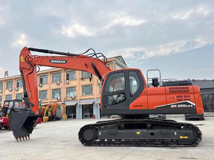 Crawler excavator Good Quality Original 23ton Doosan DX225LCA Used Large Excavators for Sale at Low Price Secondhand Doosan225LCA Heavy Digger Good Quality Original 23ton Doosan DX225LCA Used Large Excavators for Sale at Low Price Secondhand Doosan225LCA Heavy Digger- Photo 4